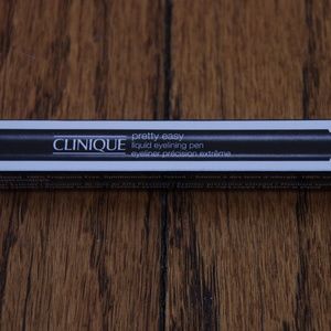Clinique Pretty Easy Liquid Eye-lining pen black